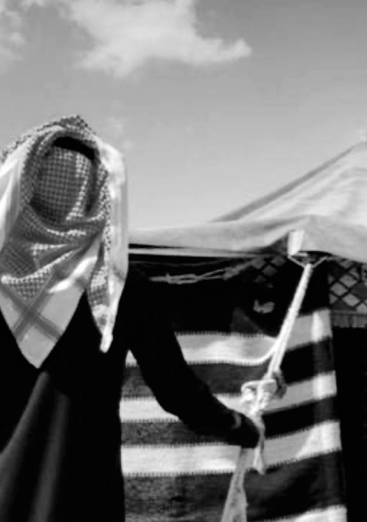 axir1111's tweet photo. #جمر_الوداع 

#لا_تقرأيـني_فقـط_أحلـم 
( لحظـةُ لقـاء ونسمـةُ جنـون ) …!
سـألتُ الدمـع عنـكـِ وأطلـتُ النظـرات
وأقـفُ على أطـلالِ صوتـكـِ واللحـون
وسمـوتُ كـ ظـلّ البهـاءِ بين عينيـكـ

أستجمـعُ أشجـان الهـوى والهُيـام
وأُرتّـلُّ ترانيمـاً تشـدو بـكـِ عـزفـاً
دعيـني ياخفيفـةَ الظـلِّ بكـِ مُكبـلاً

ودعي الأشـواقَ تلتهـمُ مابقي مـنّي
حنـينٌ بين أضـلاعي يتقـدُّ ويستعـر
ومائـدةُ النظـراتِ بينـنا تحـترقُ ولهـاً

دعيـني أكـتبُ أوراق الذكـريات بـكـِ
دعيـني أسـرقُ من عينيـكـ أشـواقي
دعيـني أفـرغُ شفـاهكـِ بـ همسـاتي
دعيـني أقـرعُ الحنـين بين أهـدابـكـ

وألـوذُ بـ أنفـاسي بين رياحـينِ عطـركـ
وأستلهـمُ نـار اللقـاء وأُشعـلُ الشمـوع
وأكـتبُ الوصـل والشـوقَ على جبيـنِ الغـرام ..؛

… آواه

#ظمـآي_أنتِ