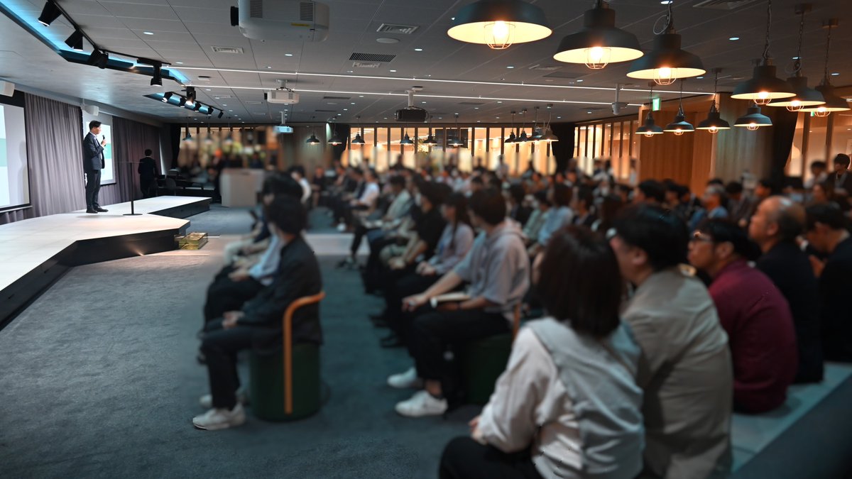 TDCsoft_1962's tweet photo. ＼TDC Tech Forum 2026開催しました🎉／
TDCソフトでは、最新技術や業務ノウハウを共有し、学び合う社内カンファレンス「TDC Tech Forum」を毎年開催しています！
今年は九段会館テラスとTechno Growth Center Shinjukuの2拠点・全5会場で開催。基調講演には、明治安田生命保険相互会社 デジタルイノベーションHub、統括の橋田和己氏をお迎えし、「AIエージェント時代に向けたデジタルイノベーションの取り組み」をテーマにご講演いただきました。
講演では、生成AI、AIエージェント活用の最前線や人材育成の取り組み、AI前提で変化していくこれからのビジネスの姿についてご紹介いただき、多くの参加者が熱心に耳を傾けていました。
また、当日は技術・業務・研究など幅広いテーマで発表が行われ、社員同士が知見を共有し、新たな気づきや学びを得る貴重な機会となりました✨

#TDCソフト #TDCTechForum #AI #AIエージェント #生成AI #社内イベント #テクノロジー
