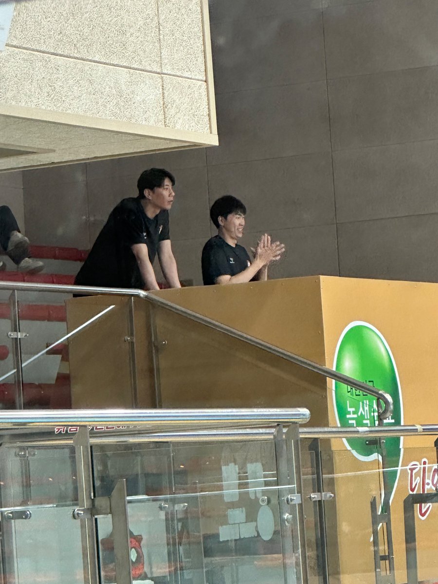 chaxrishxx's tweet photo. 아니 일어서서 보고계신거 너무 웃겻따우 .. https://t.co/D8hTC5lwqg