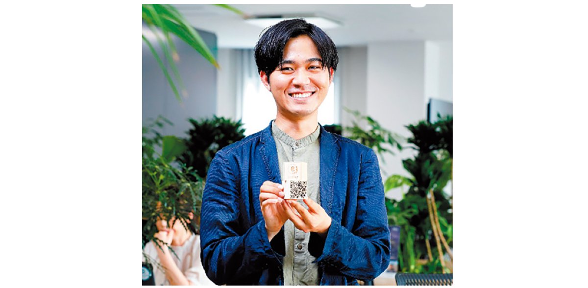 pdesign_jp's tweet photo. 【決済でCO2削減、林業を変える】
創業から60年以上にわたり林業を営む株式会社あしだが、業界の活性化と持続可能な産業エコシステムの確立に挑んでいます。

京都府南丹市を拠点とする同社は、1963年に芦田木材として創業しました。 間伐や雑草木の除去といった森林保全に長年注力してきた会社です。その次世代経営を担う3代目として2022年に入社したのが、取締役の芦田拓弘氏です。

芦田氏は、国内林業が負のスパイラルに陥っていると指摘します。 丸太の価格はこの40年で大きく値下がりし、利益が出ない状態が続いています。 戦後の住宅建設ラッシュに合わせて全国で植林したものの成長が間に合わず、1960年頃の木材輸入解禁でシェアを奪われたことが要因です。 収益性の悪化で就労人材は減り、放置林が増えています。

こうした状況を「解決すべき社会課題」と捉えた芦田氏は、大阪府立大学大学院工学研究科卒業後、千代田化工建設株式会社でプラントエンジニアとして国内・海外プロジェクトを担当した経験を持ちます。 2023年には株式会社Eco Forest Friendlyを設立し、代表取締役に就任しました。

取り組みの1つが、キャッシュレス決済と森林保全を一体化した電子マネーサービス「EcoPay（エコペイ）」です。 決済手数料や店舗の月額固定費の一部でJ-クレジットを購入し、京都の森林保育・間伐活動に充当します。 利用客は加盟店でEcoPayを使うだけで、利用料金100円ごとにCO2約1g相当の削減に貢献できます。詳細は以下コメント欄URLより記事をご覧ください。