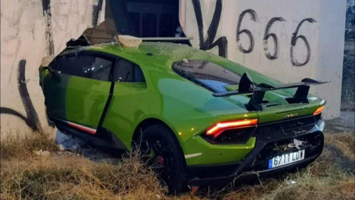 eLeuVeK's tweet photo. Decidme por favor que esto no es real y Llados no se ha comprado el Lamborghini siniestrado de los gitanos de Huelva por favor decidme que no es verdad lo que los ojos están viendo

(Fijaos en la matrícula 🥲😭) https://t.co/7jBga2jx8e