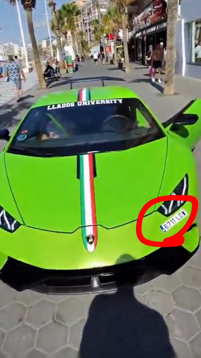 eLeuVeK's tweet photo. Decidme por favor que esto no es real y Llados no se ha comprado el Lamborghini siniestrado de los gitanos de Huelva por favor decidme que no es verdad lo que los ojos están viendo

(Fijaos en la matrícula 🥲😭) https://t.co/7jBga2jx8e