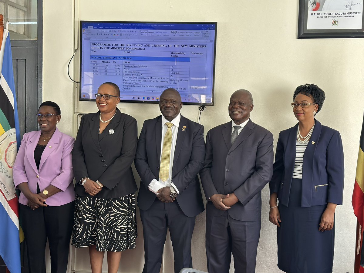 Plumedia1's tweet photo. Photo Moment
Outgoing Minister of public Service and State Minister of Public Service and New incoming Minister of Public Service and State Minister of Public Service
#PLUUpdate https://t.co/OXmjGNuB3L