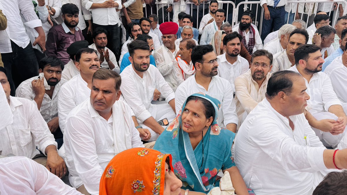 ShivprakashGjr's tweet photo. आज किसानों के सच्चे हितैषी एवं भूतपूर्व केन्द्रीय मंत्री श्रद्धेय स्व. श्री राजेश पायलट जी की 26वीं पुण्यतिथि 'प्रेरणा दिवस' पर आयोजित प्रार्थना सभा में सहभागी बनकर श्रद्धापूर्वक नमन करते हुए भावभीनी श्रद्धांजलि अर्पित की। 🙏

📍भण्डाना - जिला दौसा।

#राजेश_पायलट_अमर_रहे   @SachinPilot