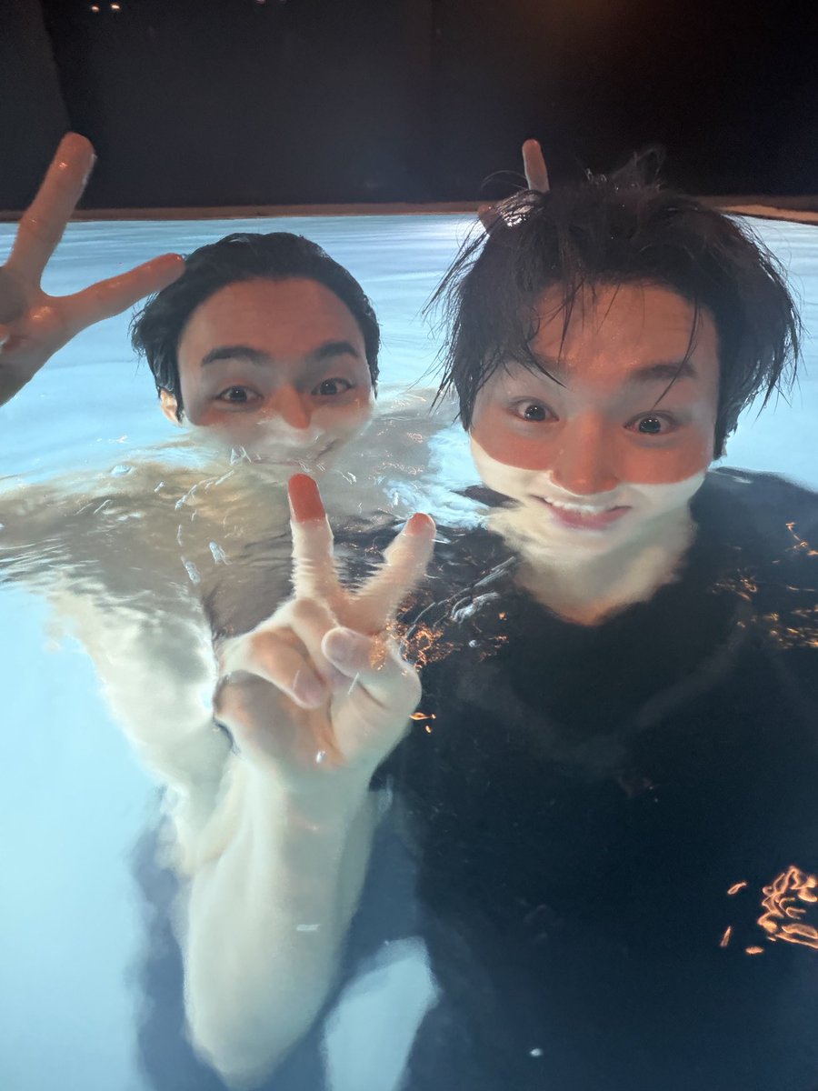 arongdal's tweet photo. 아니 건반쪽즈 수영했다길래 그래도 좀 간지나게 수영하는 사진 볼 수 있겠거니 했는데 뜨는사진들 죄다 끼끼임 https://t.co/b5QPL1SFHY