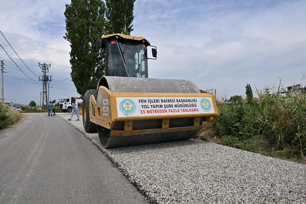 besimecz's tweet photo. Asfalt çalışmalarımız aralıksız devam ediyor. 

Salihli ilçemize bağlı Hasalan, Kapancı, Sart, Yılmaz ve Caferbey mahallelerimiz arasındaki bağlantı yolunu soğuk asfaltla tamamen yeniledik. Hasat zamanı çiftçilerimizin yükünü hafifletecek, mahalle sakinlerimizin ulaşımını kolaylaştıracak güvenli bir yolu Salihli’mize kazandırdık.

Yıl sonuna kadar ilimiz genelindeki 1000 kilometrelik asfalt hedefimize ulaşmak için durmaksızın çalışmaya devam edeceğiz.