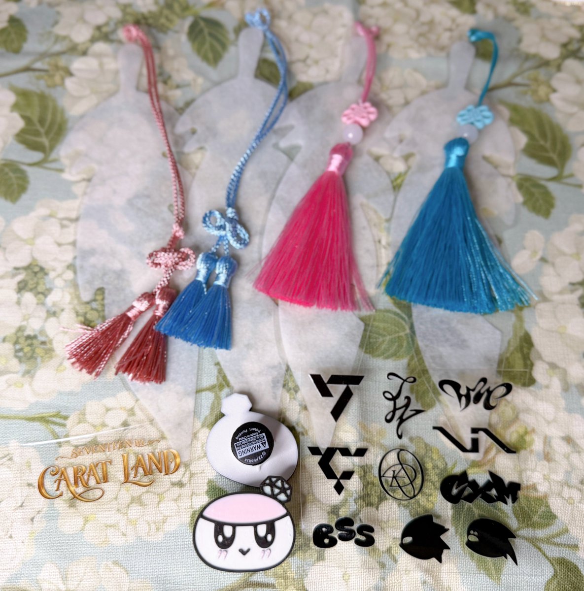 mandarl_ing's tweet photo. 2026 𝙎𝙀𝙑𝙀𝙉𝙏𝙀𝙀𝙉 𝙞𝙣 𝘾𝘼𝙍𝘼𝙏 𝙇𝘼𝙉𝘿 
🎁나눔 ‘재’공지

*일시: 양일
*시간/장소: 당일 타래 참고
*수량(하트당 1일 10개씩)
*RT & 팔로우
🩷 봉봉이 지비츠 1개 & UV 스티커 2종
🩵 코팅 컨패티(랜덤)
🖤 타포린백

🩷🩵 각각 별도 나눔
🖤 선착순 10명

문의는 DM이나 스핀에 남겨주세요◡̈
RT는 공지 두 가지 중 아무거나 하셔도 됩니다