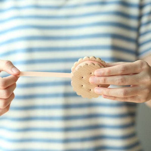 i_______DESIGN's tweet photo. まるで焼き立てのビスケットにカラフルなクリームを挟んだような、美味しそうなテープ色のクッキーが作れるマスキングテープホルダー。 
Crackie　|　Pana Objects　|　869r2

https://t.co/aDFKzGEcyZ https://t.co/kuGYEkFbLt