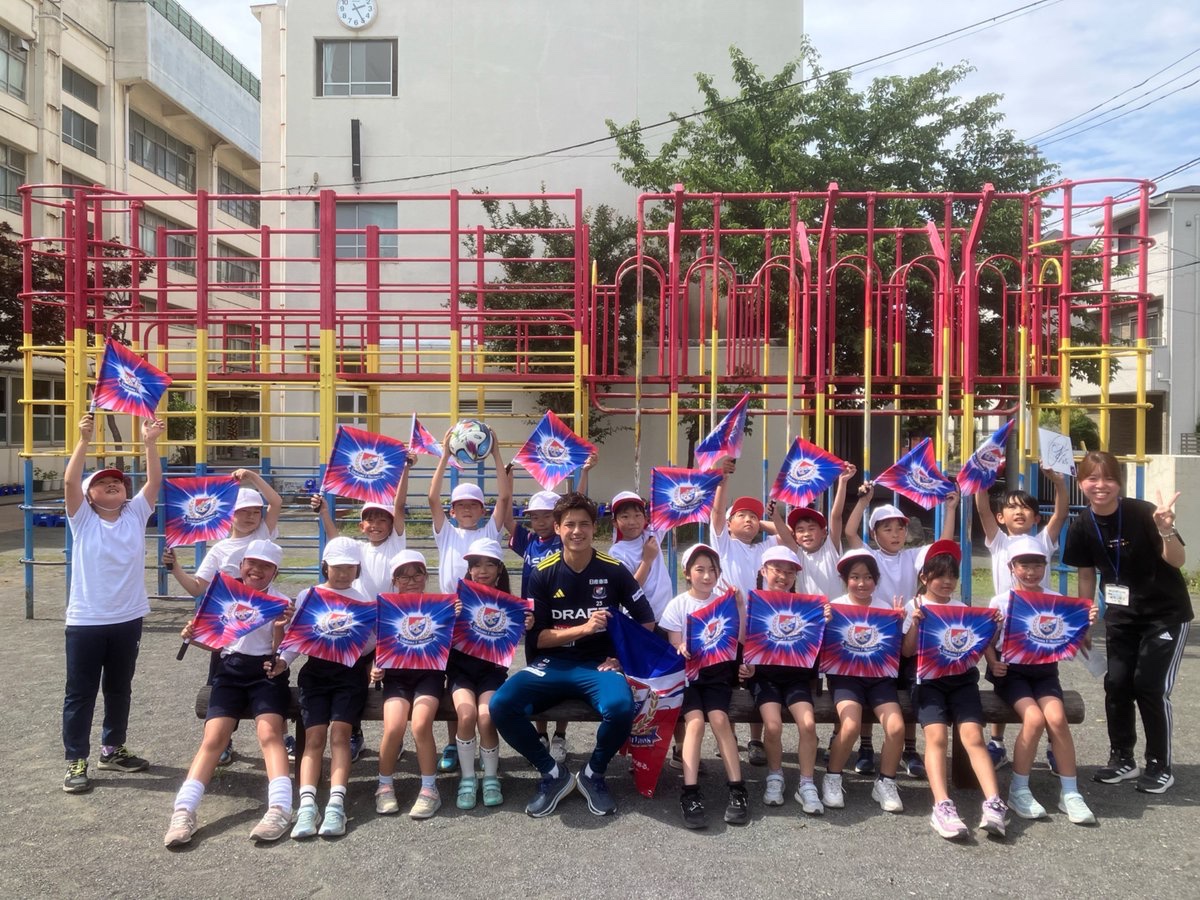 fmarinos_yyy's tweet photo. 🏫━サッカースペシャルキャラバン━⚽️

#宮市亮 選手が汐入小学校に
遊びに行きました🏃🏻‍♂️

子どもたちに負けないくらい
とっても元気な宮市選手✨
笑顔がたえない時間でした👧🏻👦🏻

素敵なウェルカムアート
ありがとうございました🔴⚪️🔵

#fmarinos #鶴見区 https://t.co/eY3fBHjqGo