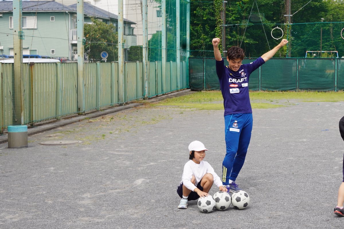 fmarinos_yyy's tweet photo. 🏫━サッカースペシャルキャラバン━⚽️

#宮市亮 選手が汐入小学校に
遊びに行きました🏃🏻‍♂️

子どもたちに負けないくらい
とっても元気な宮市選手✨
笑顔がたえない時間でした👧🏻👦🏻

素敵なウェルカムアート
ありがとうございました🔴⚪️🔵

#fmarinos #鶴見区 https://t.co/eY3fBHjqGo