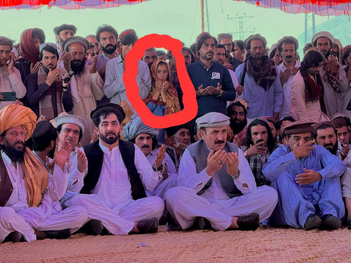 FarmanUWazir's tweet photo. In Wana, South Waziristan, a peace jirga was held yesterday. As you can see, a young girl participated and prayed for lasting peace in Waziristan. The people of Waziristan are not extremists,  they are longing for peace. 🕊️ ❤️ https://t.co/4VPAOOE5Ak