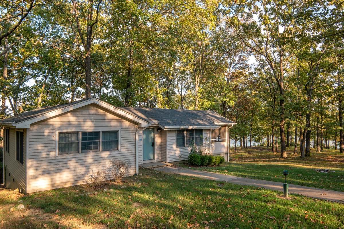 KYStateParks's tweet photo. Make a splash this Father's Day at Kenlake SRP! ☀️🏊

With a swimming pool overlooking Kentucky Lake, comfortable lodge rooms, private cottages, &amp; plenty of opportunities to relax, Kenlake is the spot for a weekend getaway.

🔗 https://t.co/4LufsVljXw

#kystateparks #newkyhome https://t.co/WMv8k73wqh