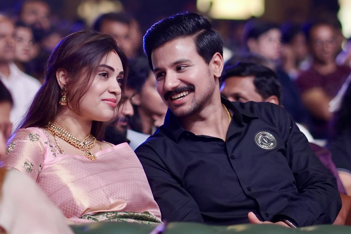 Dushyanth_SS's tweet photo. Grateful to receive the Best Debut Actor Award for #GathaVaibhava at the #ChittaraStarAwards 2026 🙏

ಚಿತ್ತಾರ ಸ್ಟಾರ್ ಅವಾರ್ಡ್ಸ್ 2026 - ಅತ್ಯುತ್ತಮ ಚೊಚ್ಚಲ ನಟ - #ಗತವೈಭವ 

I dedicate this award to my father, Sri Servegara Ramegowda Srinivas. Every step I take is built on the values, strength, and support he has given me throughout my life. 
My heartfelt thanks to my director @simplesuni, my co-star #AshikaRangnath, the entire production team, and every technician who worked tirelessly to bring @gathavaibhava to life. 
Winning my second award for the same film after the Chandanavana Critics Award makes this moment even more special, and glad that we have won in 3 major categories.

ನನ್ನ ದೈವ, ನನ್ನ ತಂದೆ ಶ್ರೀ ಸೇರ್ವೆಗಾರ ರಾಮೇಗೌಡ ಶ್ರೀನಿವಾಸ್ ಅವರಿಗೆ ಈ ಪ್ರಶಸ್ತಿ ಸಮರ್ಪಣೆ.
ಪ್ರೀತಿ ತೋರುತ್ತಿರುವ ನಿಮಗೆ, ಕೃತಜ್ಞಾಪೂರ್ವಕ ಧನ್ಯವಾದಗಳು.
ಇದು ಆರಂಭವಷ್ಟೇ...

#Dushyanth