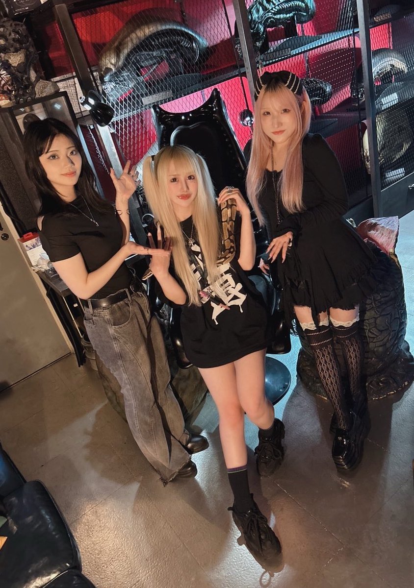 MOD_yokohama's tweet photo. 先日、当店に不破あむちゃんが遊びに来てくれました！ずっと会ってみたかったフォロワー様でしたのでメンバー一同大変喜びました。あむちゃん、グッズも以前もらったちょっと照れ臭いチェキもありがとう！また近々お会いしましょう！

今度はゲストでお手伝いお願いします！ https://t.co/BgyYBEGANL