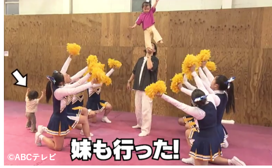abc_knightscoop's tweet photo. 今週のナイトスクープ2本目は…
「父の手のひらに立つ2才の娘」

大阪府の男性（３４）から。ある日、１歳の娘を自分の手のひらに乗せてみた。娘がとても喜ぶので何度かやっていると、気が付けば手のひらの上で立ち上がっているのだ。正直、親の自分が一番びっくりしている。その様子をInstagramに投稿したところ、およそ２７０万回再生され、「子どもがすごい」「いや、父親がすごい」「いや、これはただの奇跡やろ」などコメント欄が軽く論争状態になった。これは、子どもの体幹が異常に優れているのか、それとも父親の私の手のひらが奇跡的に安定しているのか、はたまた、ただの親バカフィルターなのか？…そして、こんなことができる人が他にもいるのか？　実際に調べていただきたい、というもの。