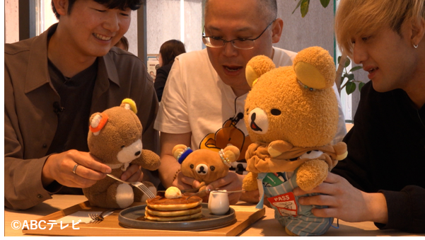 abc_knightscoop's tweet photo. 今週のナイトスクープ3本目は…
「唯一の話し相手はリラックマ」

北海道の男性（４２）から。私は今年４３歳になるオジサンだが、リラックマが大好き。あのフォルムはもちろん、全てがたまらなく可愛くて、グッズやぬいぐるみを２０年以上収集している。そんな私には、２１歳になる、名前が「くま」というリラックマのぬいぐるみがいる。我が家に来た最初のリラックマで、家では私の唯一の話し相手であり、まるで息子のように大切にしている。仕事で失敗した時や落ち込んだ時に、話を聞いて励ましてくれるのは、いつも「くま」だった。ご飯を食べる時も、眠る時も一緒。この先もきっと一緒にいることだろう。だが、彼の話し相手は私だけで、家の外には友達がいない。そこで、「くま」と一緒に遊び、お友達になってくれるぬいぐるみを探してもらえないだろうか、というもの。