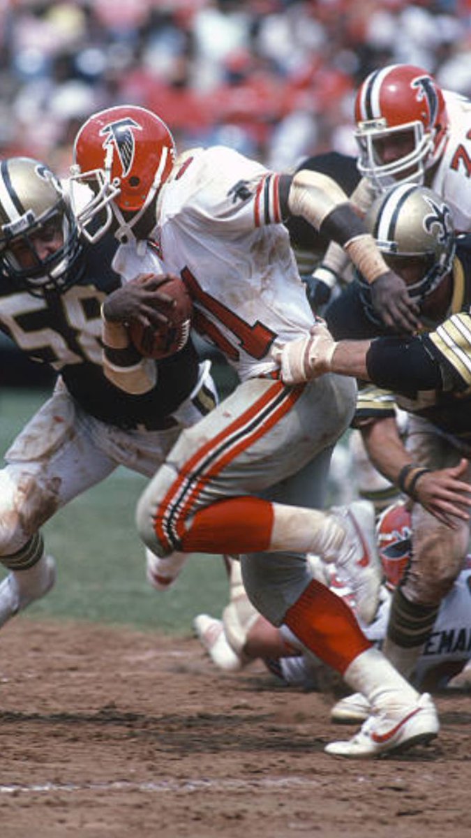 Poccet4's tweet photo. @waterenjoyer216 Yeah I just posted &amp; said if I was in charge of the falcons design. I would've went straight late 70s &amp; 1980's with it. They almost got it right except for the facemask and The Stripes. https://t.co/V0J7Gj8iKj
