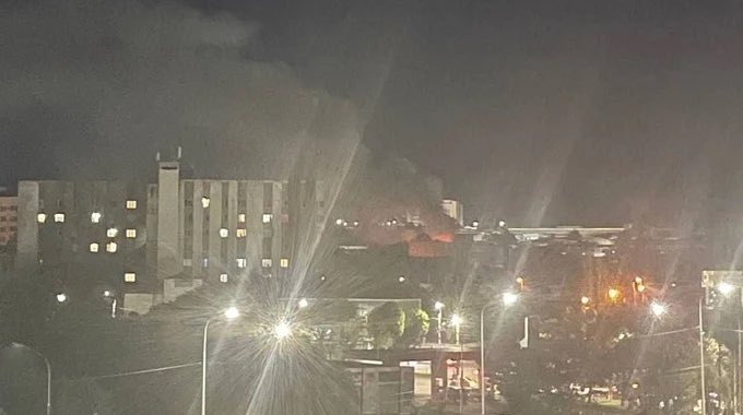 piotrkaszuwara's tweet photo. ‼️🇺🇦 Ukraina dziś w nocy sparaliżowała Krym. Jak podają rosyjskie kanały informacyjne oraz ukraińskie media, drony zaatakowały WSZYSTKIE mosty lądowe prowadzące na nielegalnie okupowany przez Rosję półwysep. Jedyny most, jaki nie został na razie uszkodzony to Most Kerczeński prowadzący bezpośrednio do Rosji. 

⛽️ Lokalne media na Krymie podają, że sprzedaż paliwa na całym półwyspie została dziś wstrzymana.

📌 Kijów zapowiada, że chce całkowicie zablokować rosyjską logistykę na południu okupowanej Ukrainy.