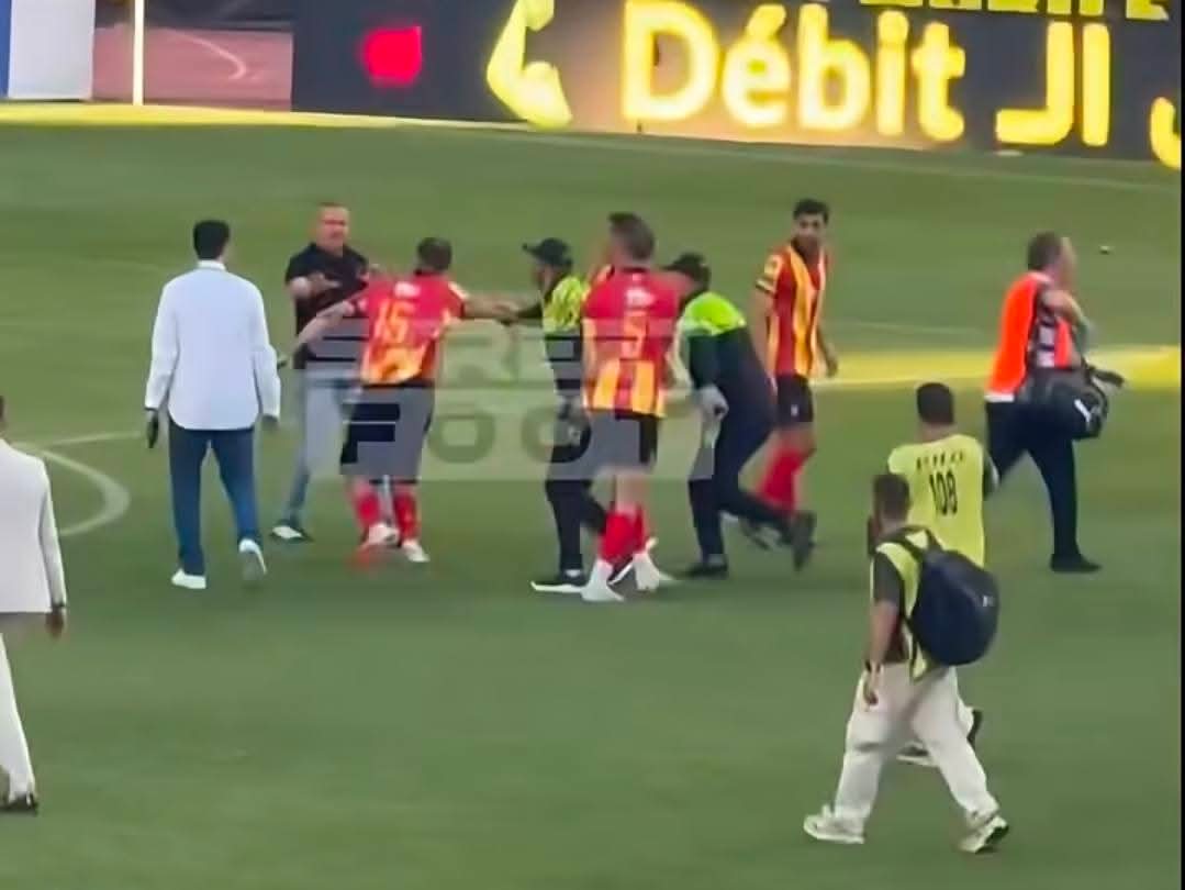 InteristaMouadh's tweet photo. @Mkacha5Amine @EsperanceTime_ بلاد قانون مش غابة ينجم يعملها في بلاده هذه جاي يعمل باربو علينا في بلادنا الي غلط يخلص https://t.co/EXP0oDnPQb