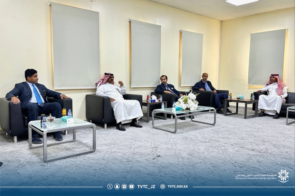 TVTC_JZ's tweet photo. سعادة مدير عام #التدريب_التقني_بجازان م. صالح بن طالع القحطاني يزور الكلية التقنية بالدرب، للأطلاع ومتابعة سير الاختبارات النهائية النظرية للفصل التدريبي الثاني للعام 1447 هـ. https://t.co/th0kjRXmRv