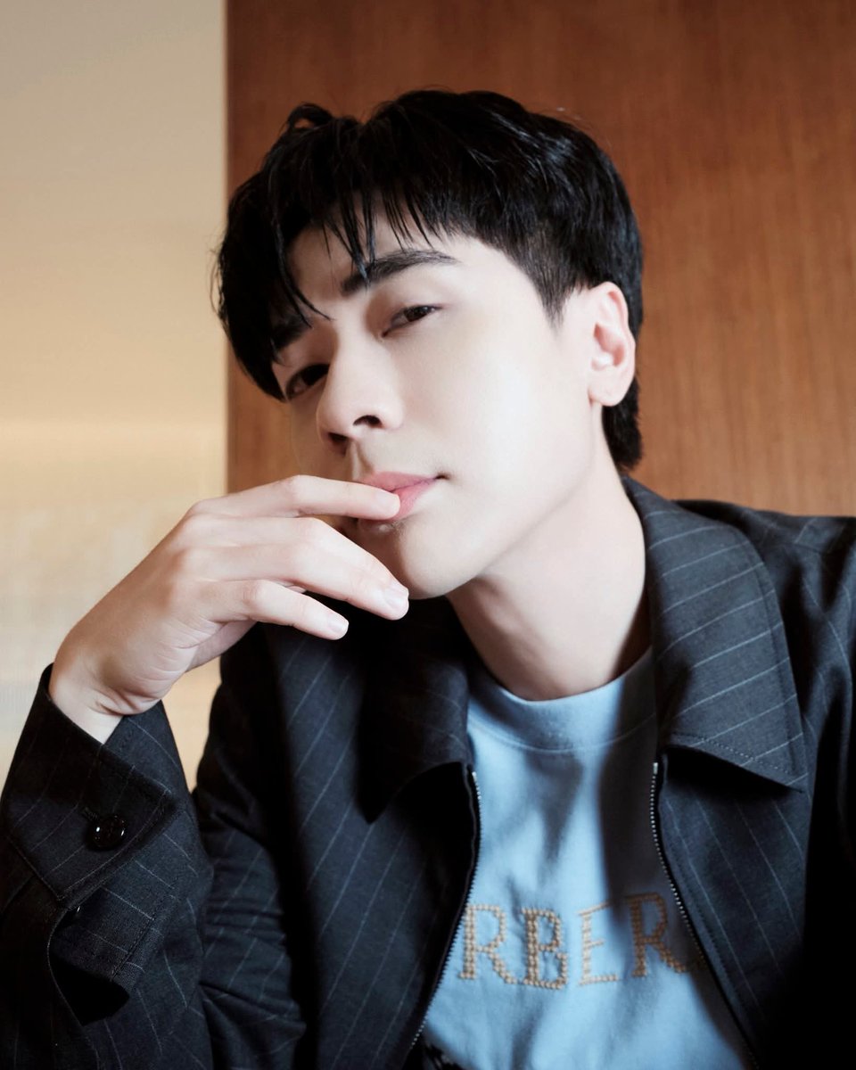 Tuyetthangmuoi's tweet photo. I'm obsessed with this look, my idol
Quang Hùng MasterD

MASTERD BURBERRY SUMMER 2026
#QuangHungMasterD
#MasterDxBurberryBKK26 https://t.co/wi1gsoEF3v