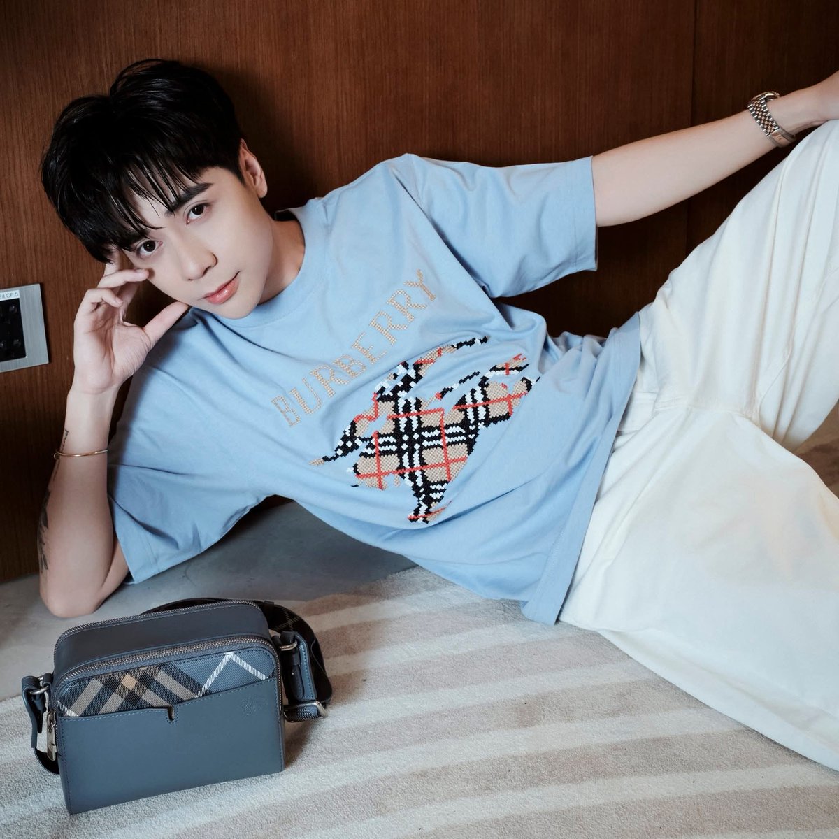 Tuyetthangmuoi's tweet photo. I'm obsessed with this look, my idol
Quang Hùng MasterD

MASTERD BURBERRY SUMMER 2026
#QuangHungMasterD
#MasterDxBurberryBKK26 https://t.co/wi1gsoEF3v