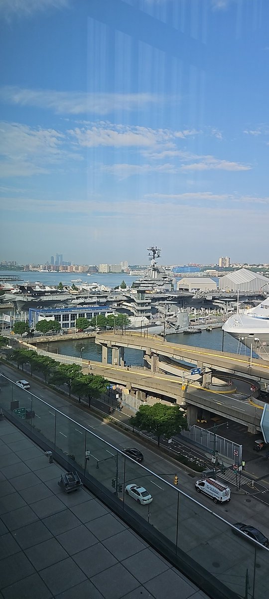 LucidNights72's tweet photo. Today's office view https://t.co/zQaXAivlAv