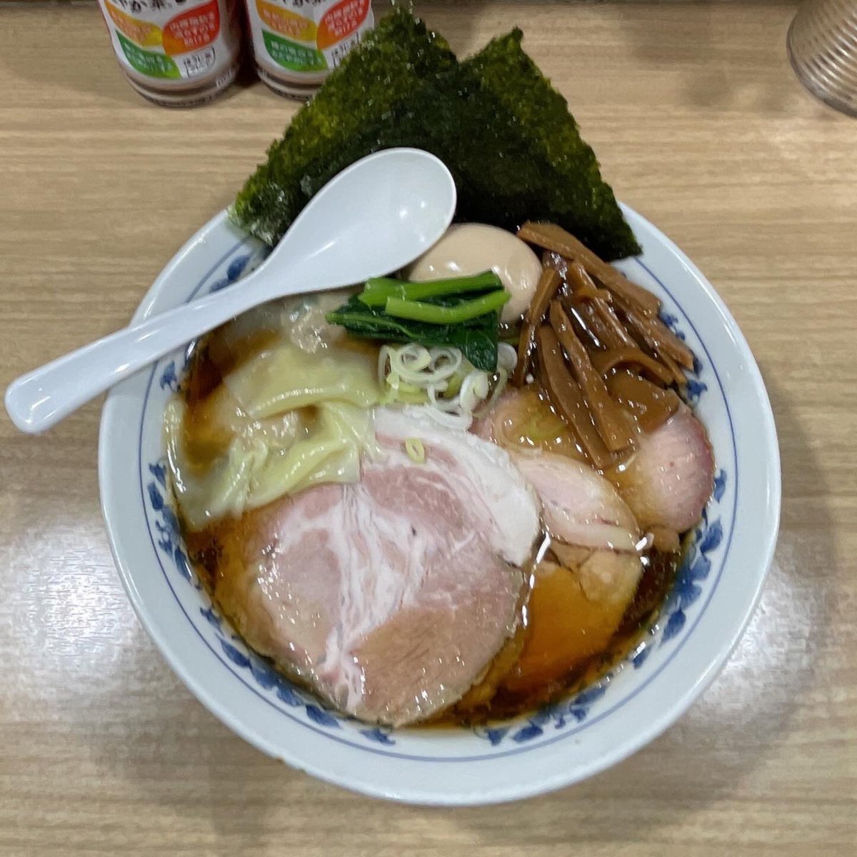 Chariwo's tweet photo. 本日か出勤日だったので帰りに東中野へ
覆めん花木
暖簾新しくなってる！

特製ラーメン+メンマ、わんたんは「生姜」と「イカと大葉」 https://t.co/INftOHbsDt