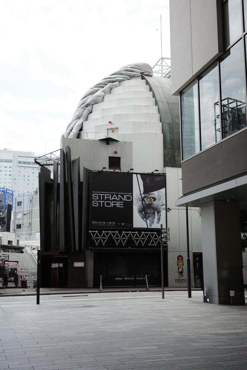 u_k0824's tweet photo. 今日はSTRAND STOREへ
街中にルーデンス
かっこよすぎてひぇって声出た😨✨
#KojimaProductions
#strandstore
#DeathStrading https://t.co/kiwSNfWBFS