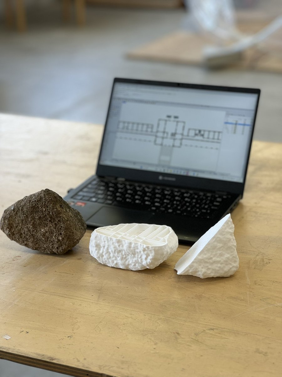 sosugita's tweet photo. 3年生の新しいゼミ課題の続編

パラディオのPartiを分析後、各自が持ってきた石の中にVillaやPalazzoを再現し、3DPで出力しました

スキャニングや3DP出力での技術的なチャレンジだけでなく、無秩序な石と完璧な幾何学の重ね方や、どちらを優先させるかなどの極めて建築的な判断のかたちが並びました https://t.co/fyBrpopwNR