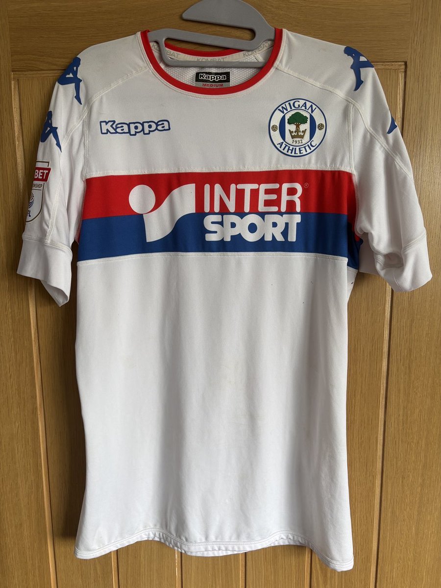 Laticsshirts32's tweet photo. Follower submission:

David Perkins 16/17: 

Huge thanks to @RyanGarswood1 for sending in this match worn David Perkins 3rd shirt from the 16/17 season. The shirt was worn in the match against Ipswich Town where the latics suffered a 3-0 defeat at Portman Road.

#wafc #latics https://t.co/8gCo3CdGok
