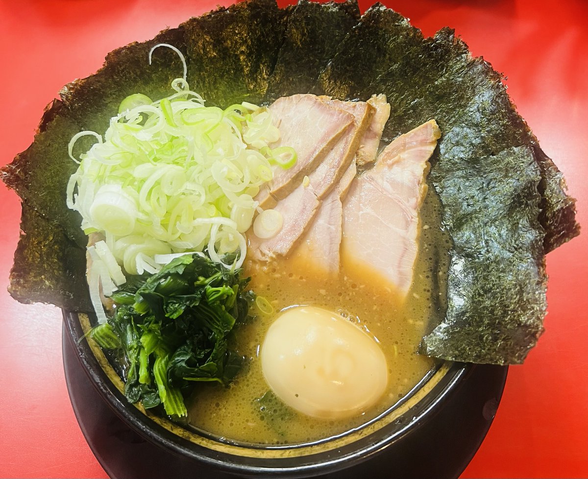 tokachan130's tweet photo. 🐯とらきち家 光🐯

チャーシュー麺 
薬味ねぎ のり増し

新横浜からの帰り道🚃
気づいたら途中下車😆
美味しい🍜は毎日食べ隊🐯

今日のウル🐯スープも
ぶっ濃い旨さ🐯
思わずココロの中で叫んだ🗣️
ガオォォォ🐯

デフォ🥩が旨すぎるなぁ🫶
贅沢なのり巻きで完全優勝🏆✨

今日もごちそうさまでした🐯 https://t.co/oy0Kado2nJ