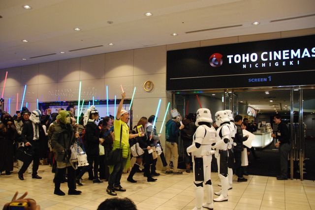 yusuke_soundtrk's tweet photo. フォースの覚醒は2015年12月18日18:30に全国一斉上映開始で今では信じられないほどお祭り騒ぎだったんだけど、上映直前まで笑顔で大はしゃぎだったTOHOシネマズ日劇 満席1000人の観客が上映後に一斉にドッと疲れてみんな喋れなくなって………でした。ハン・ソロ死んだしお通夜ムードとはまさにあの事 https://t.co/FXLCarCPph