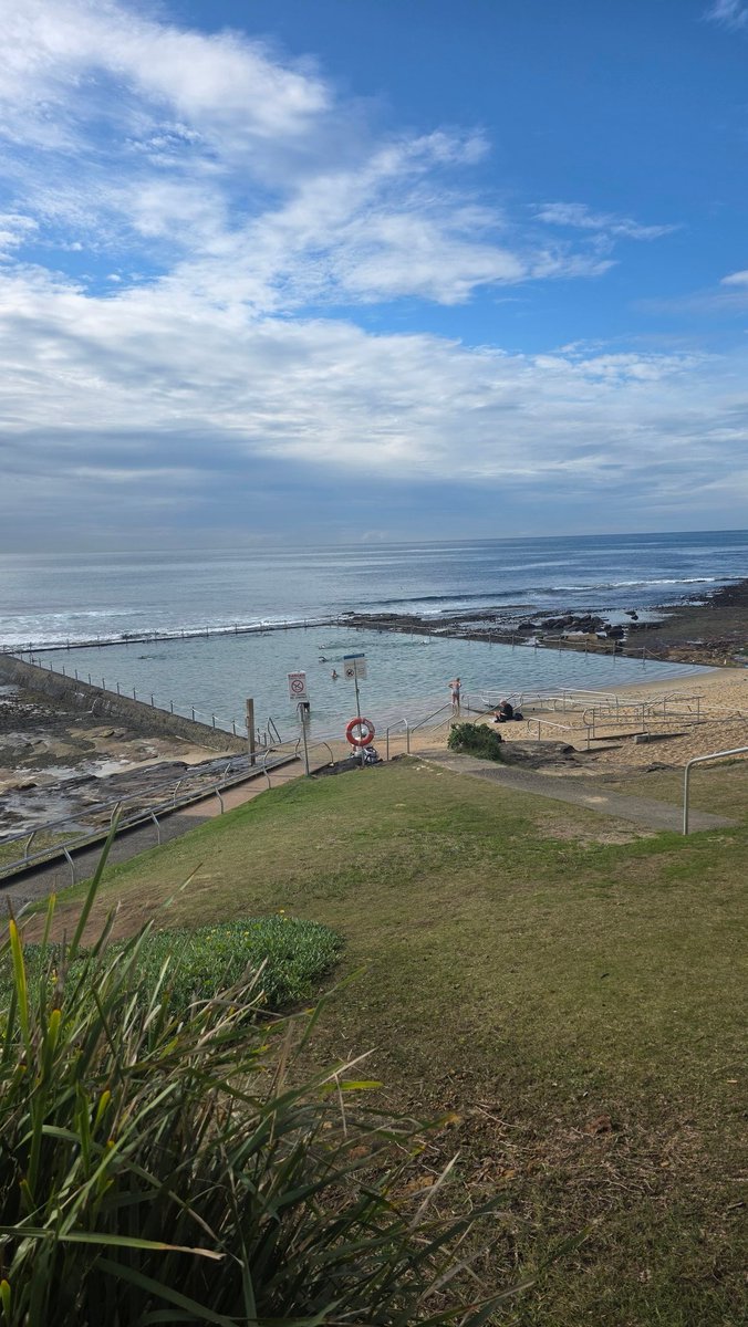 SMEEAndrew's tweet photo. S6 high school students at Cronulla rock platform conducting scientific investigation into distributuon & abundance of rock platform marine life. Used transect & quadrats as part of investigation process. #RoyalNPEEC #EnvironmentalEd https://t.co/XRTNjUKUcr