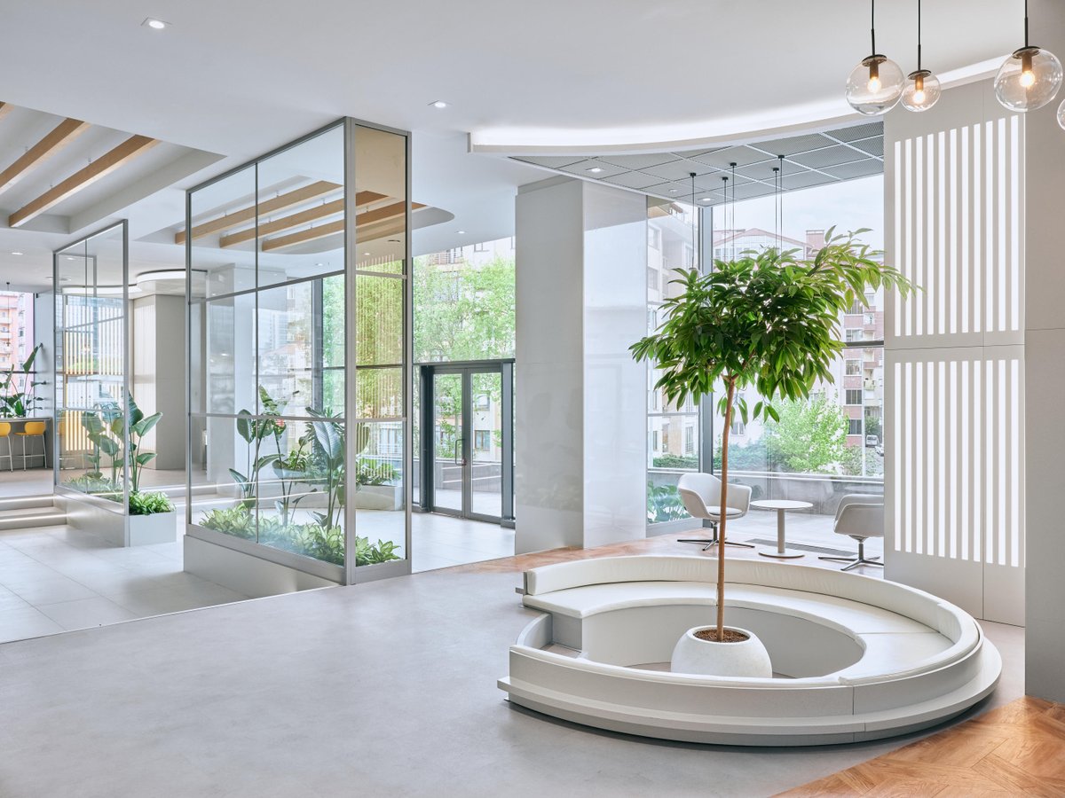ArchitectsBab's tweet photo. Anadolu Ajansı İstanbul Genel Müdürlüğü, açık ofis yaklaşımı doğrultusunda platformlar ve geçirgen özel tasarım mobilyalarla tanımlanan akışkan mekanlar aracılığıyla şeffaf, etkileşimi teşvik eden ve iş birliğini destekleyen yeni nesil bir çalışma ortamı olarak kurgulandı. https://t.co/U15iHxgsnp