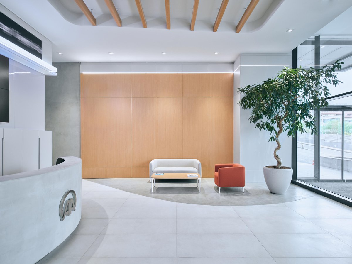 ArchitectsBab's tweet photo. Anadolu Ajansı İstanbul Genel Müdürlüğü, açık ofis yaklaşımı doğrultusunda platformlar ve geçirgen özel tasarım mobilyalarla tanımlanan akışkan mekanlar aracılığıyla şeffaf, etkileşimi teşvik eden ve iş birliğini destekleyen yeni nesil bir çalışma ortamı olarak kurgulandı. https://t.co/U15iHxgsnp