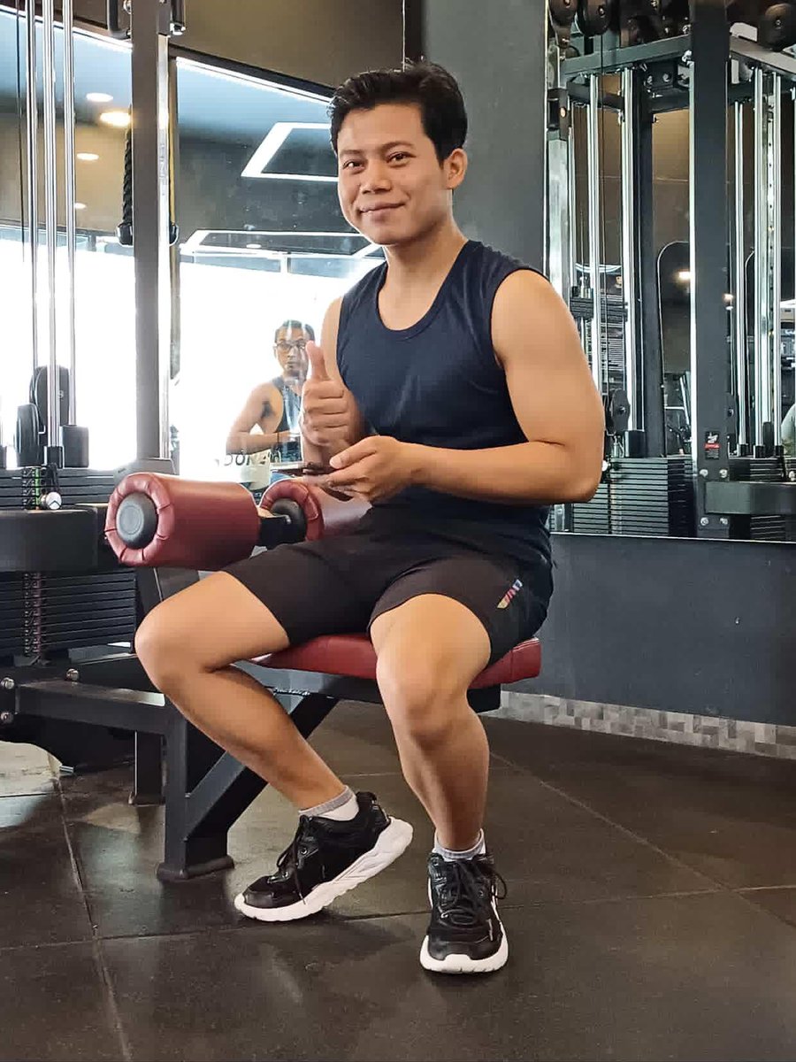 simpelman_28's tweet photo. Iseng-iseng cek galeri lama ternyata nemu arsip foto-foto candid ini. Anw gw mau ngucapin terimakasih buat temen-temen gw yg sabar mau mengajari dari nol soal dunia alat-alat gym. Walaupun sekarang sudah gak disana lagi dan lagi fase rest lama ilmunya akan terus terpatri wkwk 🤣 https://t.co/NalsPiKqsE