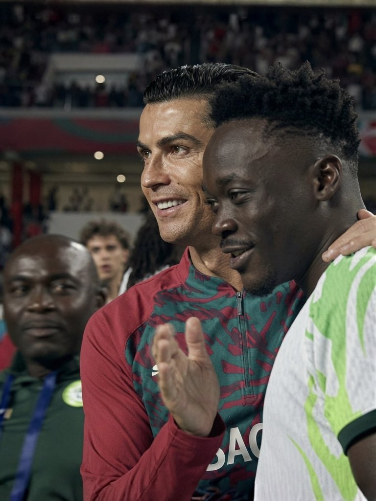 TheDamiForeign's tweet photo. Nigerian footballers no even get level, after match, dem go Dey meet Ronaldo for picture😭😂 https://t.co/WolnvyJuLZ
