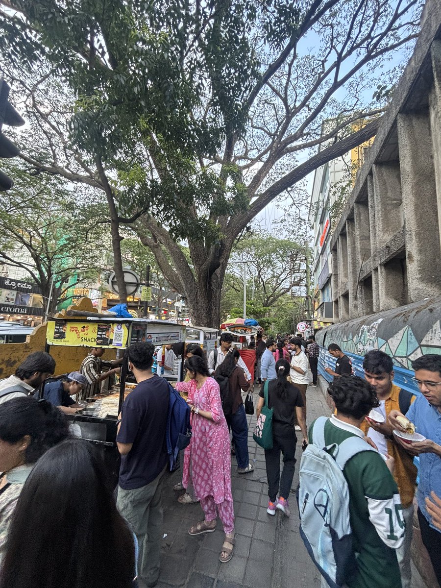 niketrajdwivedi's tweet photo. Bangalore’s most famous vadapav stall. 12th main, Indiranagar. https://t.co/BJ2b6jdVx9