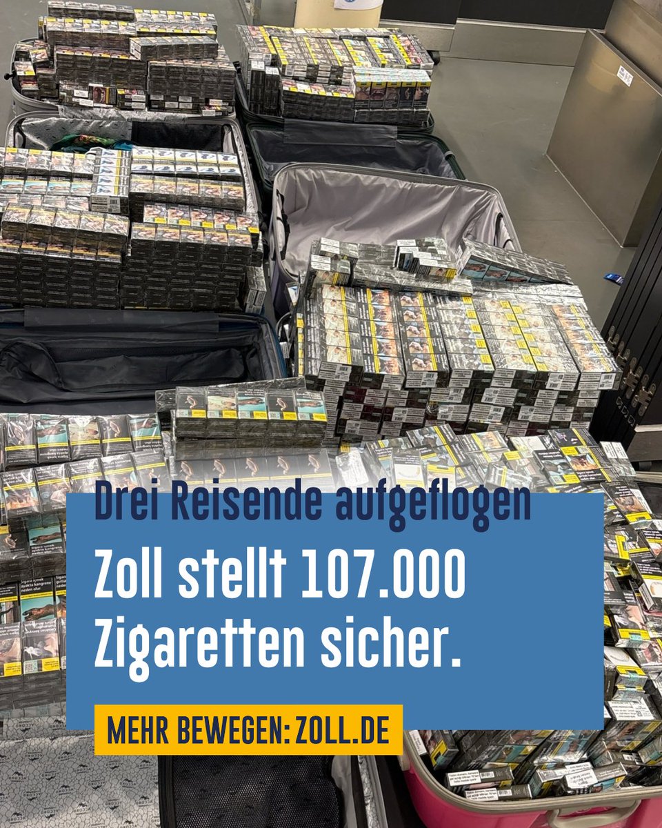 Bild: Offene Koffer voller beschlagnahmter Zigarettenschachteln, Text: „Zoll stellt 107.000 Zigaretten sicher, drei Reisende aufgeflogen“.
