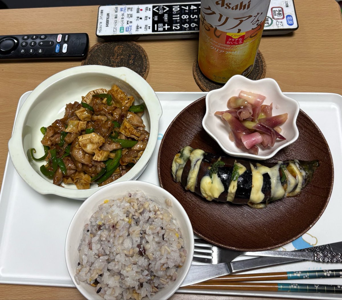 mimo7010's tweet photo. 明日のお弁当作ってたんだけど、炊き立てご飯が美味しそうすぎて、夕飯先にいただきます😋
＃一六穀米
＃もち麦白滝エノキ入り
＃ハッセルバックナス
＃青椒肉絲
＃茗荷の外側甘酢漬け https://t.co/GTC097jY5A