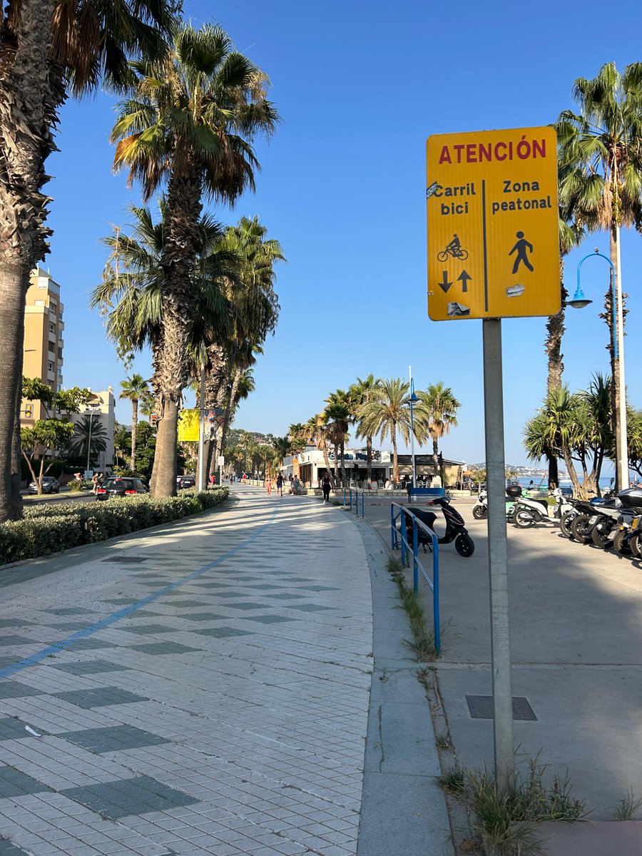 malaga_este's tweet photo. 🚲 El carril bici del Distrito Málaga Este permite desplazarse, hacer deporte o pasear de forma cómoda y sostenible.

Recuerda usarlo con responsabilidad: respeta las normas, modera la velocidad y presta atención a peatones y usuarios.

#SomosElEste #Málaga https://t.co/6oWTk3T8vv