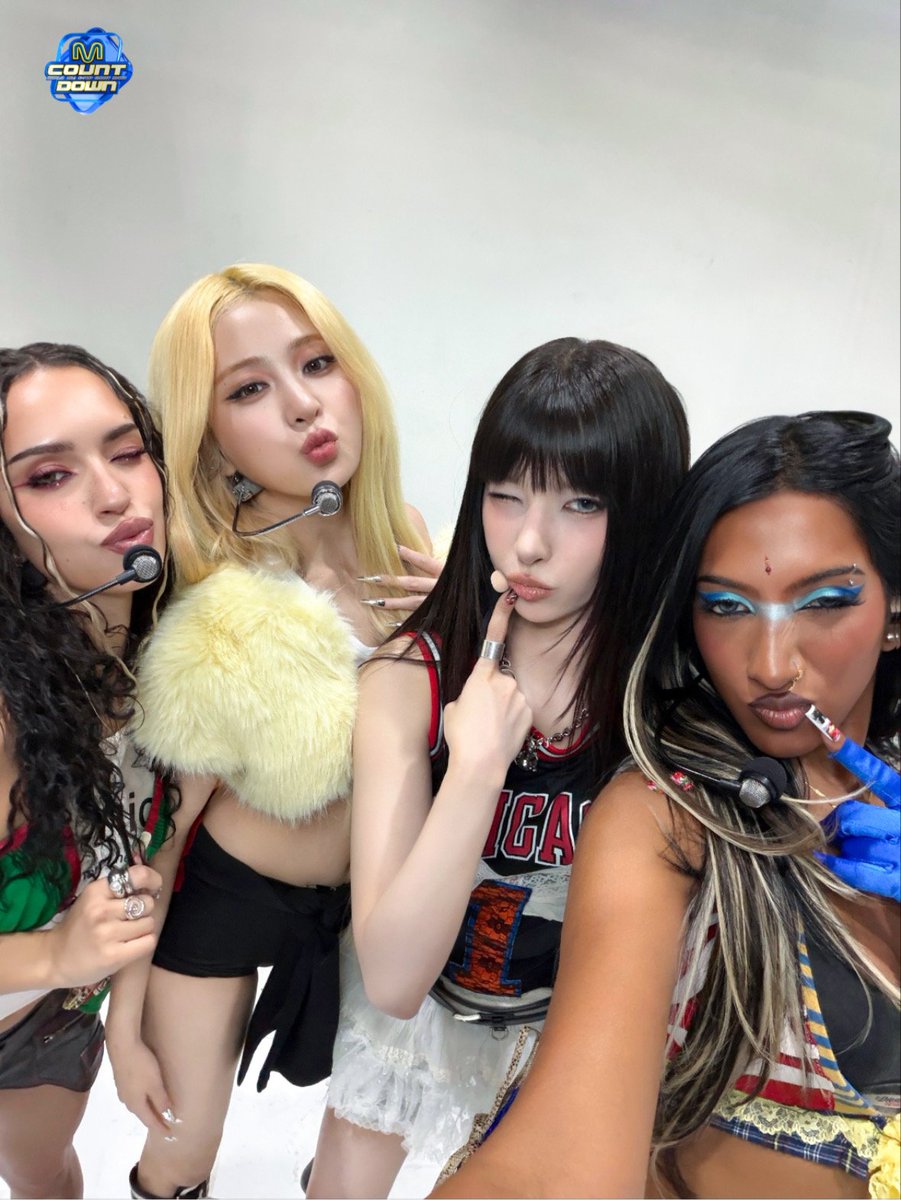 KATSEYEBRASIL's tweet photo. LINDAS! KATSEYE, ILLIT e LE SSERAFIM nos bastidores da performance de “ICONIC BY MISTAKE” para o Mnet M COUNTDOWN. 😍 https://t.co/rzzHS5CfIB