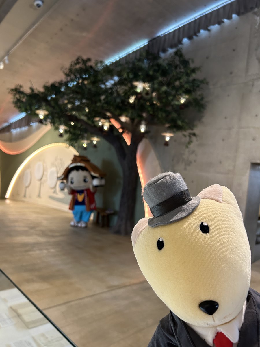 gonkichi01's tweet photo. 🏮だし丸くん参上📷
南吉記念館に僕のお友達で半田市のキャラクターの"だし丸くん"が遊びに来てくれたよ‼️だし丸くんは山車の帽子をかぶってて、赤いハッピの下にきつねの服を着てるんだよ🦊SNSも発信してるから、みんなも見てみてね📱 https://t.co/Y05R9X4wlK