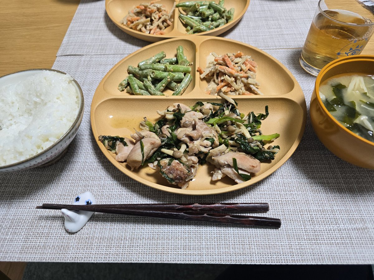 Sunfish_nP's tweet photo. 鶏ももとしめじの蒸し焼き
いんげんのゴママヨ和え
人参ごぼうサラダ https://t.co/EdpqT5ttFt