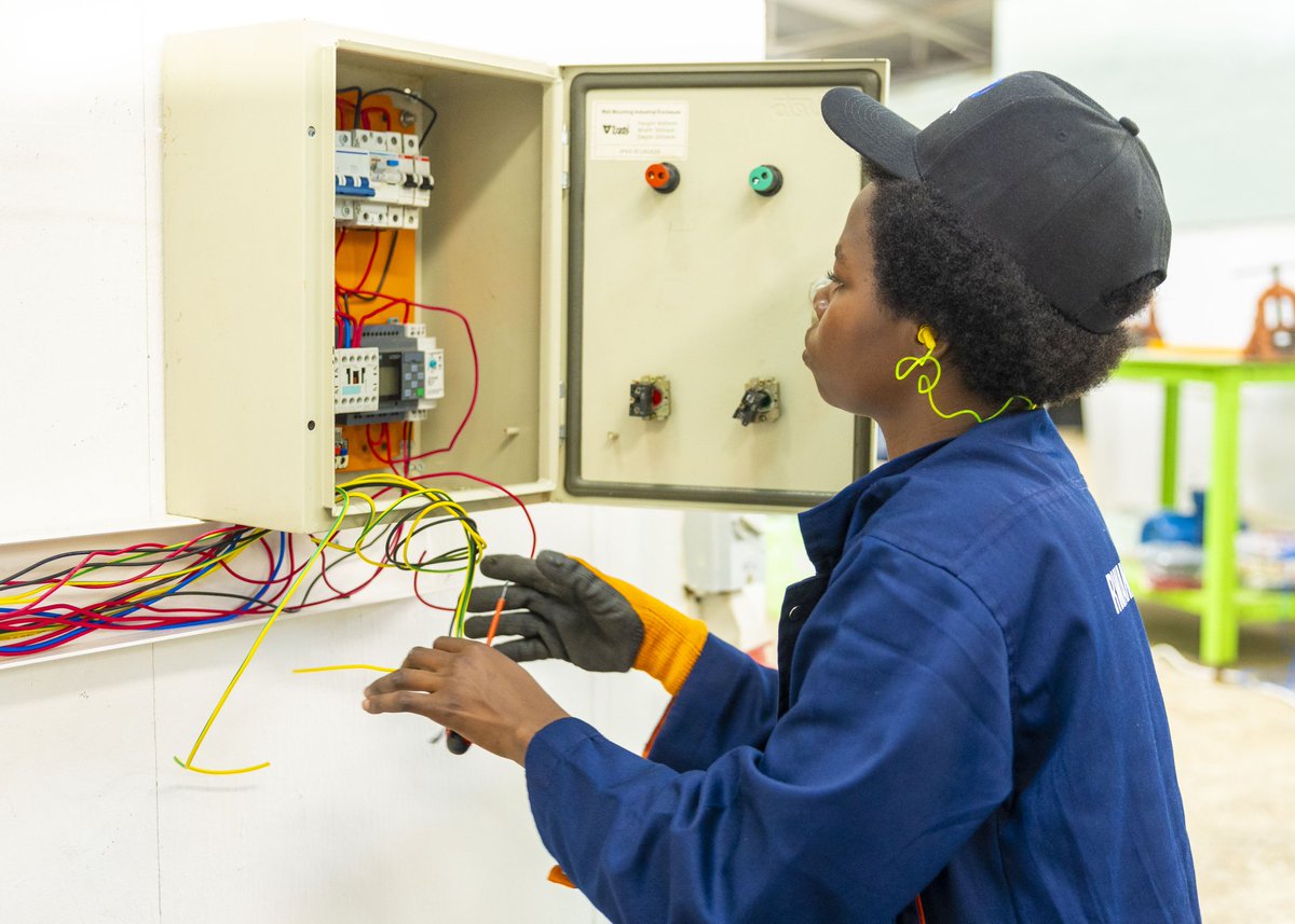 Rwanda_Edu's tweet photo. A machine repaired. A circuit designed. A structure built. A business idea brought to life.

At @RwandaPolytec, learning goes beyond the classroom. Every project, every prototype, and every practical experience is equipping learners with the skills, confidence, and innovation mindset needed to shape Rwanda’s future workforce.@RTB_Rwanda