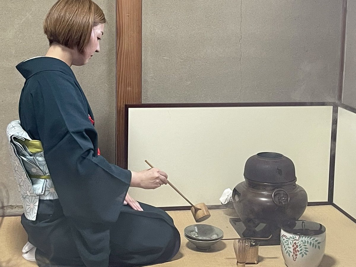 taishazanmai's tweet photo. 茶道「肥後古流」と古武道「タイ捨流」。

一見、茶と剣は別の道に見える。
しかし、姿勢を正し、間を知り、心を整え、型を通して己を磨くという本質は同じ。

茶は平時の剣。
剣は動中の茶。

熊本に息づく二つの道は、静と動を超えて一つに繋がっています。

#肥後古流 #タイ捨流 #熊本 #日本文化 https://t.co/U592n1dMsJ