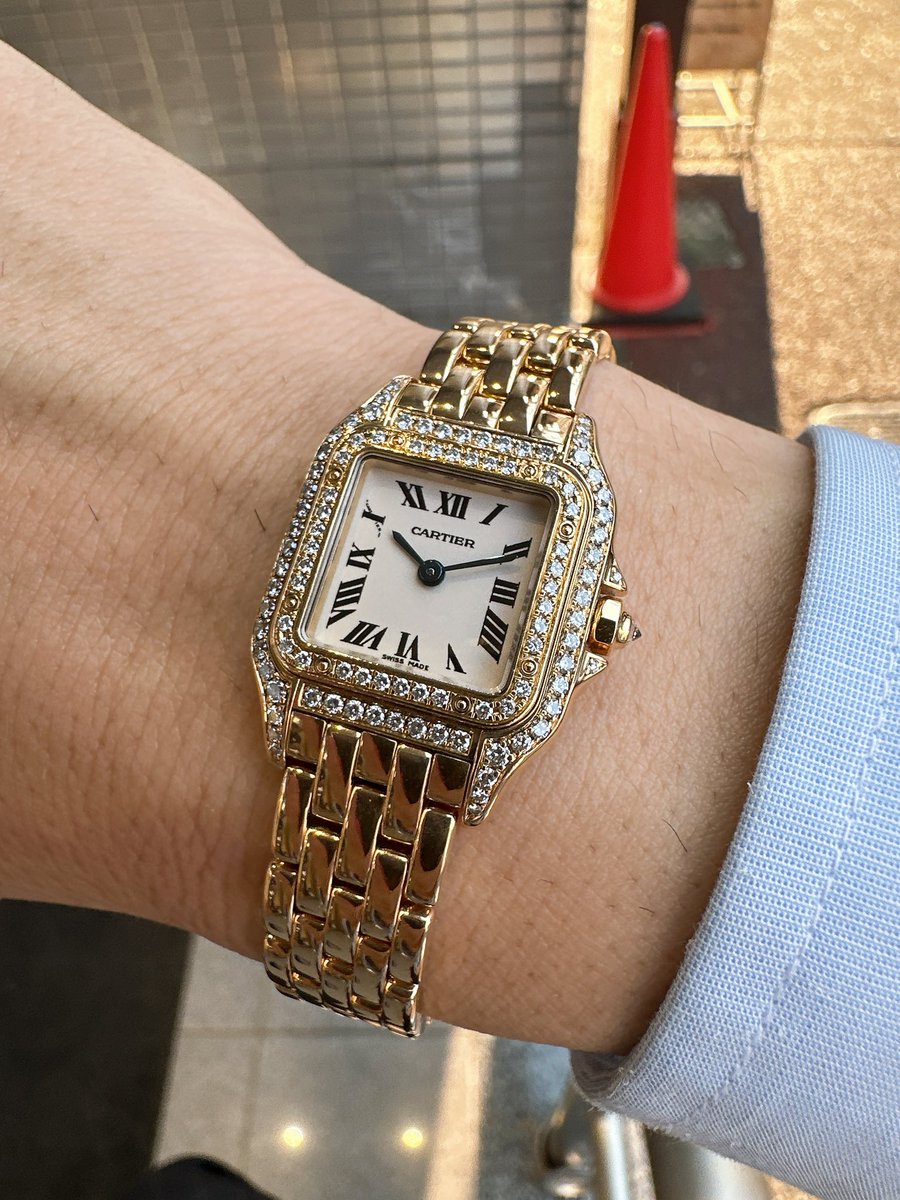riberowatch's tweet photo. カルティエのパンテール（WF3072B9）を撮影しました。
金無垢に2重ダイヤという超豪華仕様なのに、嫌味が一切なくて「育ちの良さ」しか感じさせない。
このデザインの引き算はさすがカルティエです。
女性の腕元をこれ以上なくエレガントに格上げしてくれる、間違いのない1本だと思います。

#カルティエ #ジュエリー #JEWELRY