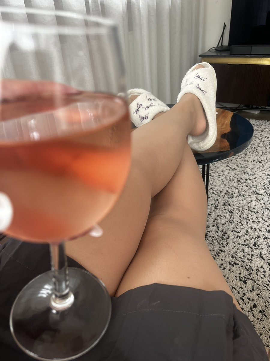 ladyannapl's tweet photo. Nieco dziś chłodniej więc pończochy są wręcz wskazane https://t.co/y4eH0yiCrw