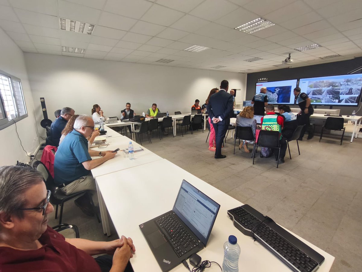 aytolpgc's tweet photo. 💫 Comienza un día muy especial en #LPGC con la visita de León XIV

🚨 Desde el Centro Municipal de Seguridad y Emergencias (CEMELPA), se coordina el dispositivo especial desde las 07:30h

🤝 Deseamos un buen servicio al voluntariado y a todos los servicios públicos implicados https://t.co/2DTAGqJ2hn